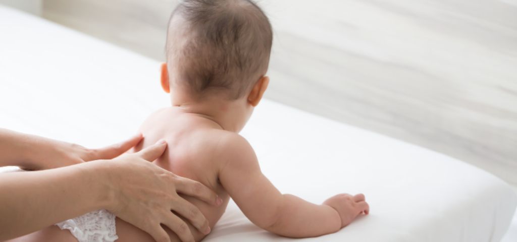 Atividades sensoriais para bebês _ Massagem em Bebê