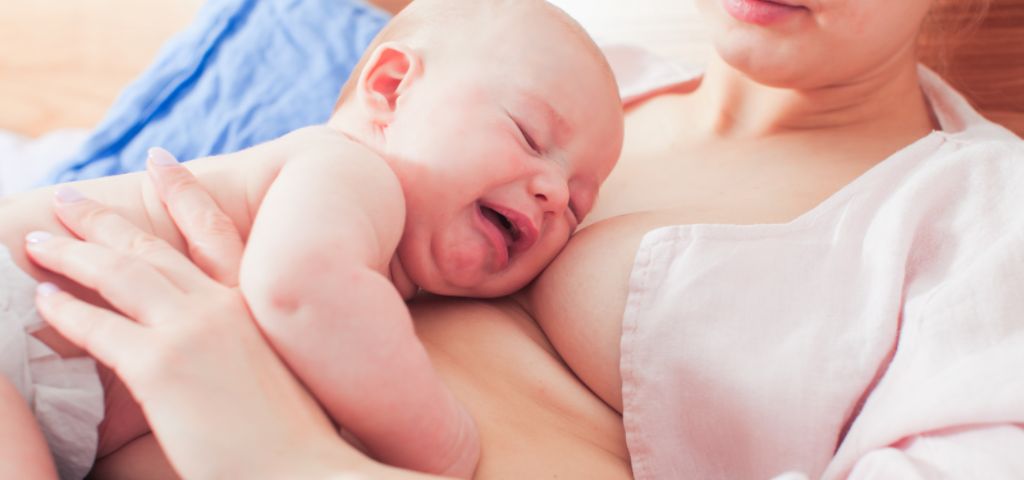 Bebês que choram na hora da amamentação